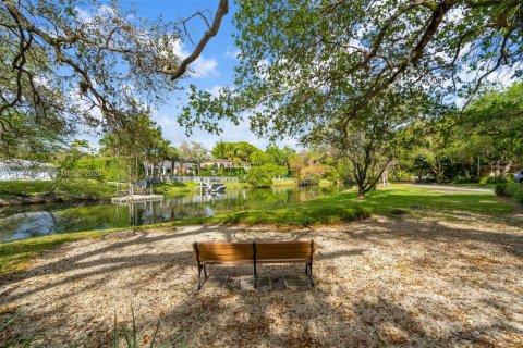 Casa en alquiler en Coral Gables, Florida, 4 dormitorios, 278.34 m2 № 2056594 - foto 2