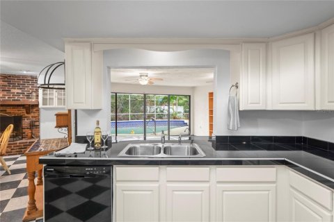 House in Tarpon Springs, Florida 4 bedrooms, 252.51 sq.m. № 1884573 - photo 14