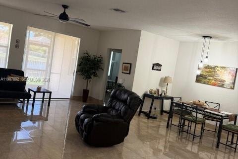 House in Weston, Florida 3 bedrooms, 144.18 sq.m. № 2068513 - photo 1