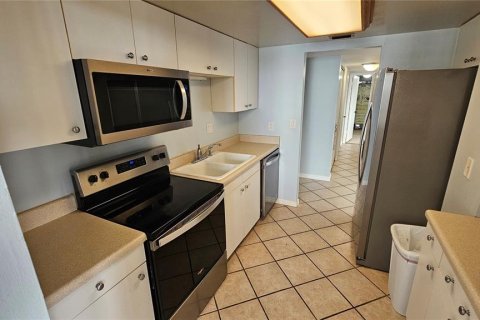 Condo in Daytona Beach, Florida, 2 bedrooms  № 2092848 - photo 14