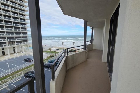 Condo in Daytona Beach, Florida, 2 bedrooms  № 2092848 - photo 11