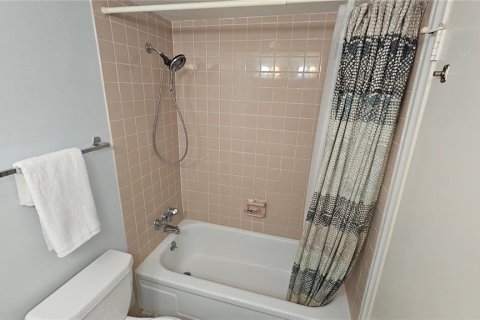 Condo in Daytona Beach, Florida, 2 bedrooms  № 2092848 - photo 24