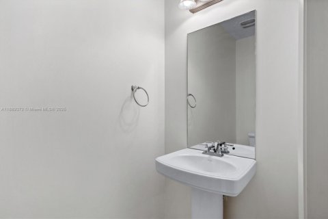 Condo in Coral Gables, Florida, 2 bedrooms  № 2012768 - photo 29