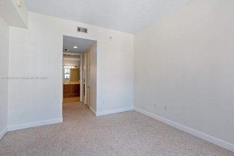 Condo in Coral Gables, Florida, 2 bedrooms  № 2012768 - photo 24