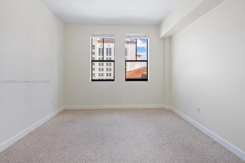 Condo in Coral Gables, Florida, 2 bedrooms  № 2012768 - photo 23