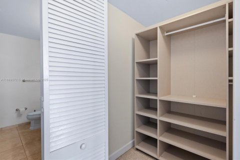 Condo in Coral Gables, Florida, 2 bedrooms  № 2012768 - photo 16