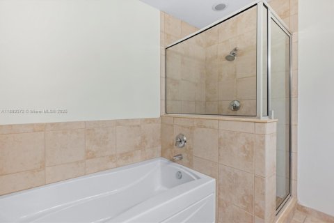 Condo in Coral Gables, Florida, 2 bedrooms  № 2012768 - photo 18