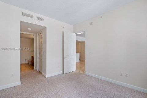 Condo in Coral Gables, Florida, 2 bedrooms  № 2012768 - photo 19