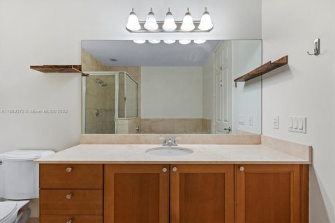 Condo in Coral Gables, Florida, 2 bedrooms  № 2012768 - photo 17