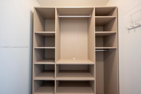 Condo in Coral Gables, Florida, 2 bedrooms  № 2012768 - photo 15