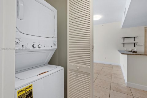 Condo in Coral Gables, Florida, 2 bedrooms  № 2012768 - photo 27