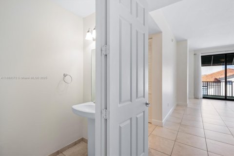 Condo in Coral Gables, Florida, 2 bedrooms  № 2012768 - photo 28