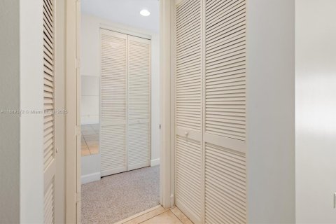 Condo in Coral Gables, Florida, 2 bedrooms  № 2012768 - photo 22