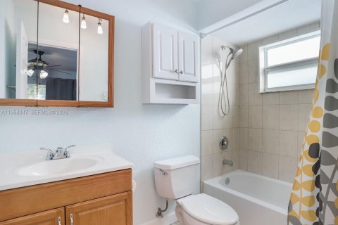Condominio en venta en Lauderdale Lakes, Florida, 2 dormitorios, 87.7 m2 № 2020762 - foto 10