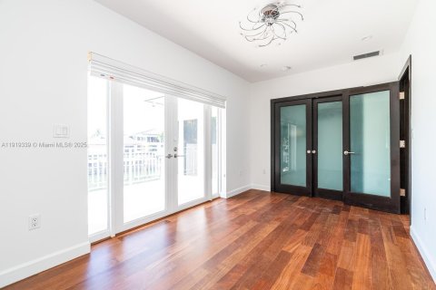 Купить виллу или дом в Корал-Гейблс, Флорида 4 спальни, 275.73м2, № 1974881 - фото 21