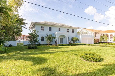 Купить виллу или дом в Корал-Гейблс, Флорида 4 спальни, 275.73м2, № 1974881 - фото 5