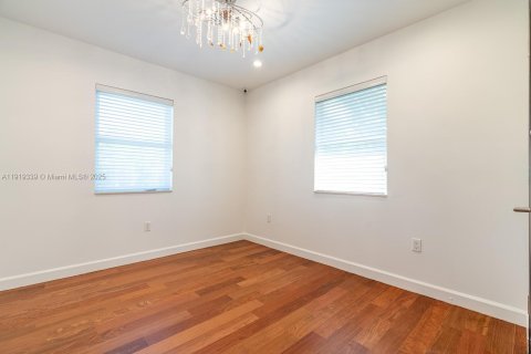 Купить виллу или дом в Корал-Гейблс, Флорида 4 спальни, 275.73м2, № 1974881 - фото 19