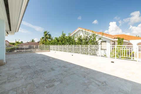 Купить виллу или дом в Корал-Гейблс, Флорида 4 спальни, 275.73м2, № 1974881 - фото 30
