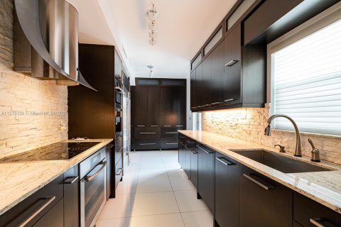 Купить виллу или дом в Корал-Гейблс, Флорида 4 спальни, 275.73м2, № 1974881 - фото 16