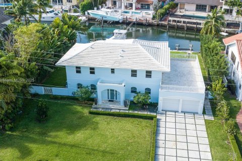 Купить виллу или дом в Корал-Гейблс, Флорида 4 спальни, 275.73м2, № 1974881 - фото 2