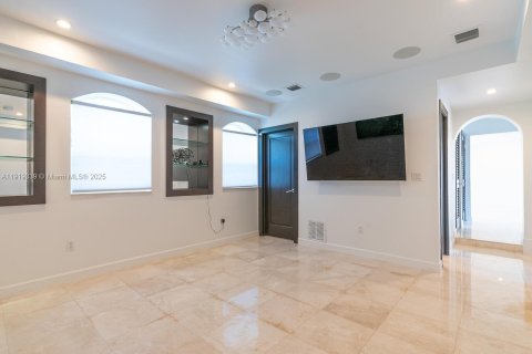 Купить виллу или дом в Корал-Гейблс, Флорида 4 спальни, 275.73м2, № 1974881 - фото 13