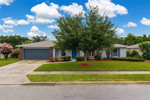 House in Orlando, Florida 3 bedrooms, 141.95 sq.m. № 2272922