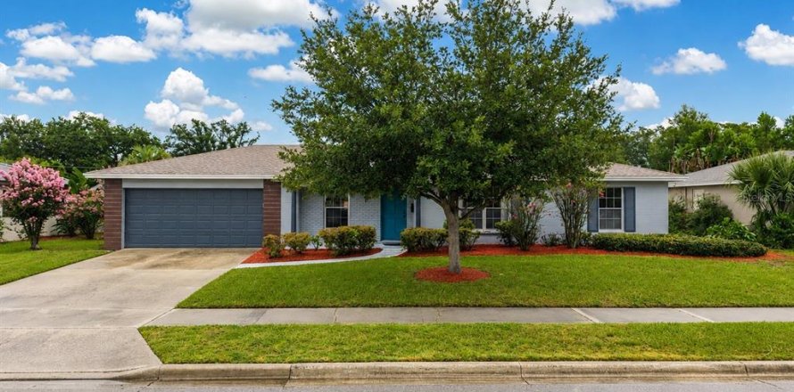 House in Orlando, Florida 3 bedrooms, 141.95 sq.m. № 2272922