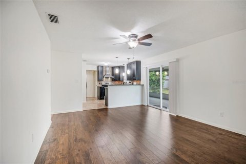 House in Orlando, Florida 3 bedrooms, 141.95 sq.m. № 2272922 - photo 21