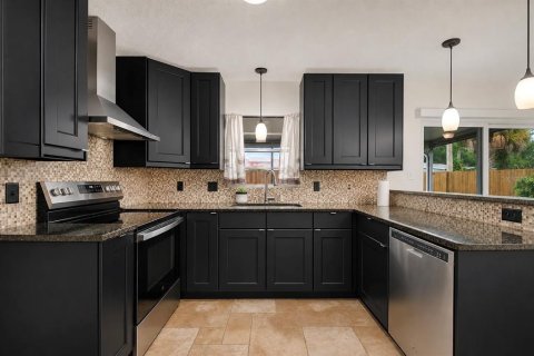 House in Orlando, Florida 3 bedrooms, 141.95 sq.m. № 2272922 - photo 12