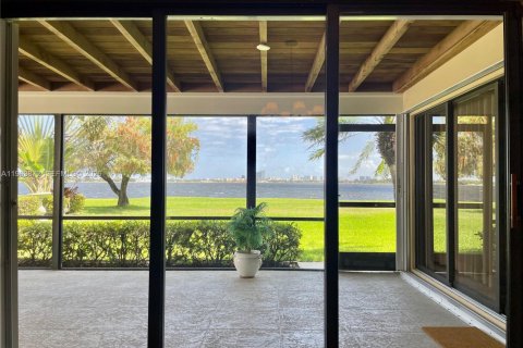 Villa ou maison à vendre à West Palm Beach, Floride: 4 chambres, 228.82 m2 № 2026006 - photo 19