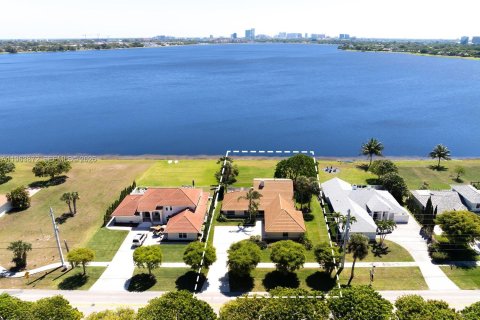 Villa ou maison à West Palm Beach, Floride 4 chambres, 228.82 m2 № 2026006