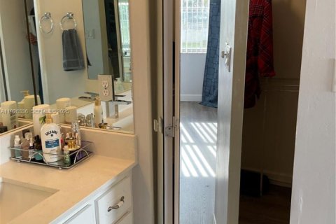 Condo in Sunrise, Florida, 2 bedrooms  № 2039265 - photo 21