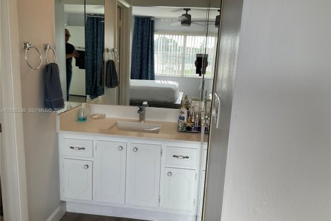 Condo in Sunrise, Florida, 2 bedrooms  № 2039265 - photo 16