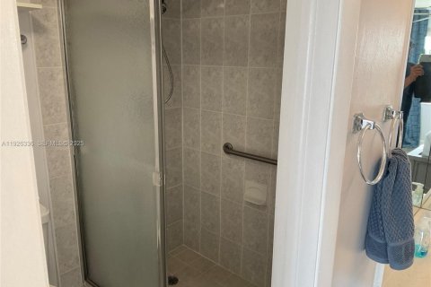 Condo in Sunrise, Florida, 2 bedrooms  № 2039265 - photo 19