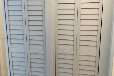 Condo in Sunrise, Florida, 2 bedrooms  № 2039265 - photo 28