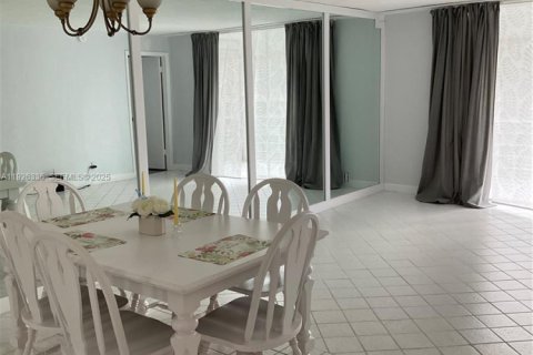 Condo in Sunrise, Florida, 2 bedrooms  № 2039265 - photo 12