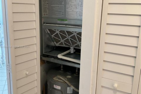 Condo in Sunrise, Florida, 2 bedrooms  № 2039265 - photo 29