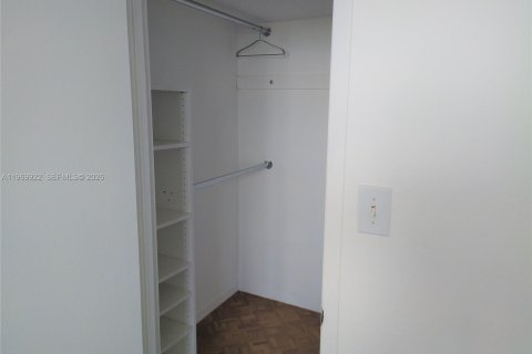 Condominio en alquiler en Miami, Florida, 1 dormitorio, 81.75 m2 № 2030721 - foto 11