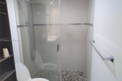 Condominio en alquiler en Miami, Florida, 1 dormitorio, 81.75 m2 № 2030721 - foto 15