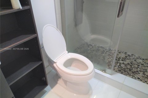 Condominio en alquiler en Miami, Florida, 1 dormitorio, 81.75 m2 № 2030721 - foto 14