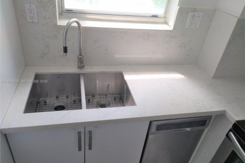 Condominio en alquiler en Miami, Florida, 1 dormitorio, 81.75 m2 № 2030721 - foto 4