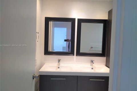 Condominio en alquiler en Miami, Florida, 1 dormitorio, 81.75 m2 № 2030721 - foto 12