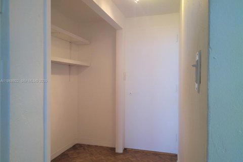 Condominio en alquiler en Miami, Florida, 1 dormitorio, 81.75 m2 № 2030721 - foto 10