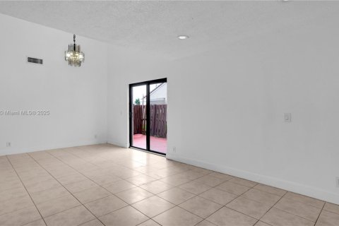 Adosado en venta en Hialeah, Florida, 3 dormitorios, 146.97 m2 № 1924514 - foto 11