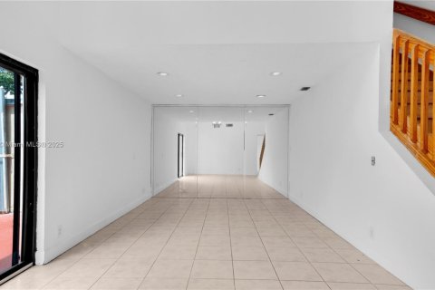 Adosado en venta en Hialeah, Florida, 3 dormitorios, 146.97 m2 № 1924514 - foto 9