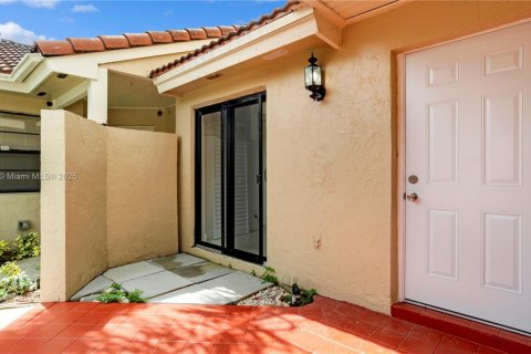 Adosado en venta en Hialeah, Florida, 3 dormitorios, 146.97 m2 № 1924514 - foto 5