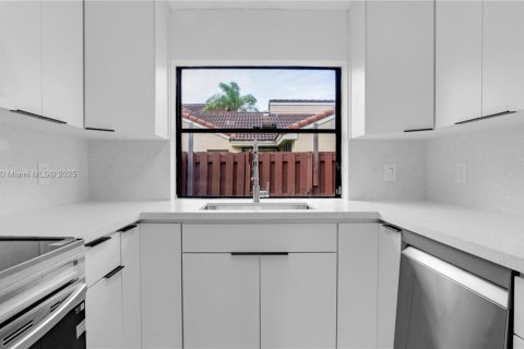 Adosado en venta en Hialeah, Florida, 3 dormitorios, 146.97 m2 № 1924514 - foto 16