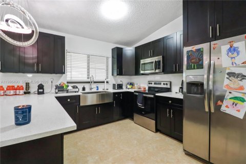 Villa ou maison à vendre à Miami, Floride: 4 chambres, 152.82 m2 № 2060360 - photo 10