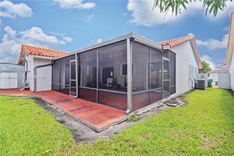 Villa ou maison à vendre à Miami, Floride: 4 chambres, 152.82 m2 № 2060360 - photo 2