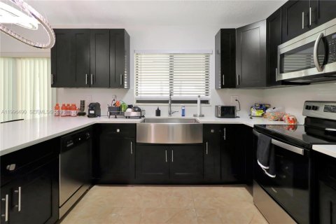 Villa ou maison à vendre à Miami, Floride: 4 chambres, 152.82 m2 № 2060360 - photo 11